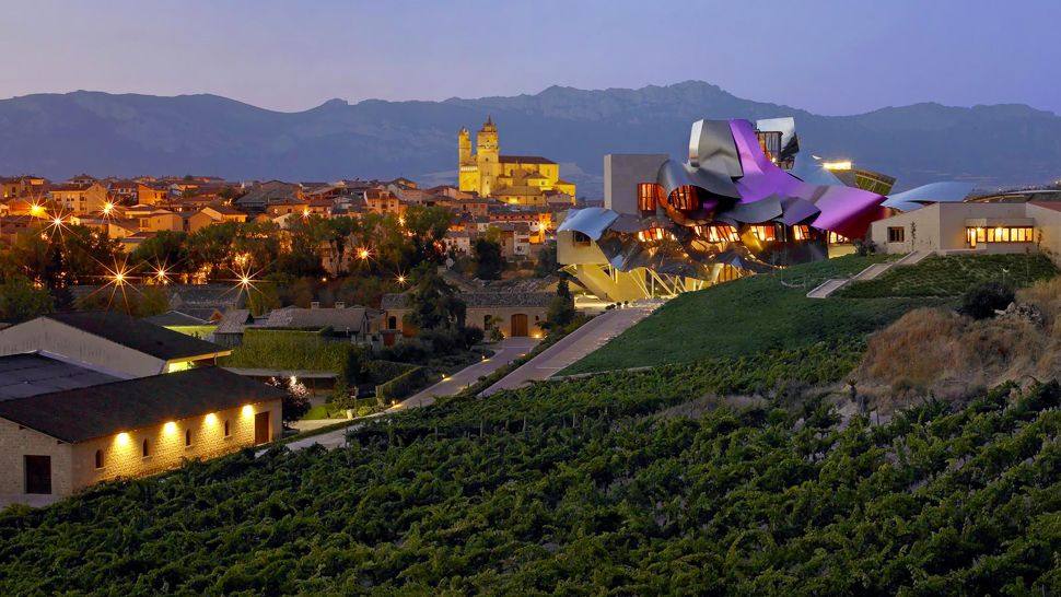 西班牙Hotel Marques酒店-弗兰克·格利_003517-07-exterior-hotel-city-winery-vineyards-view.jpg