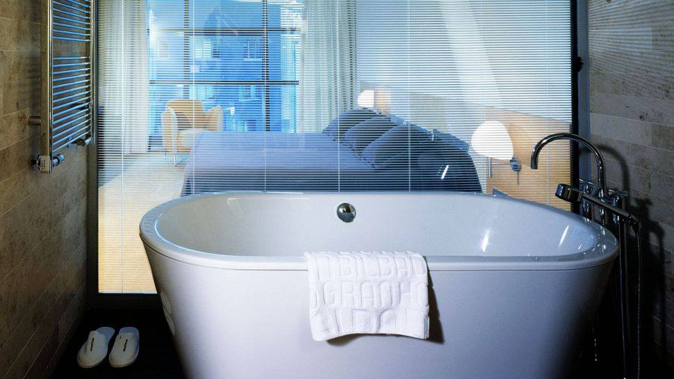 西班牙毕尔巴鄂Gran Hotel Domine_003369-02-bathtub-with-room.jpg