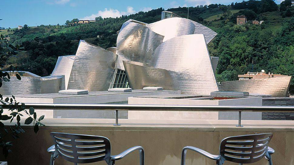西班牙毕尔巴鄂Gran Hotel Domine_003369-05-balcony-with-view-of-guggenheim-museum.jpg