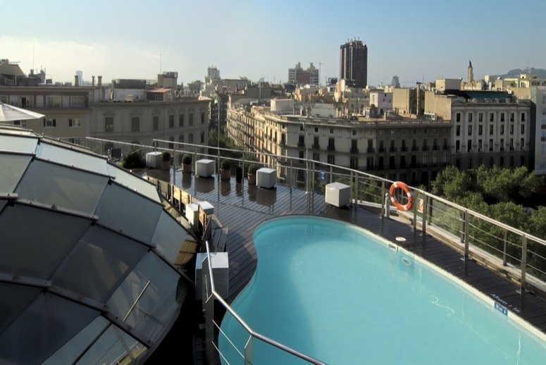 西班牙哈瓦那丝绸大酒店(Silken Gran Havana Hotel)_06 Piscina con vistas Gran Hotel Havana Barcelona(1).jpg