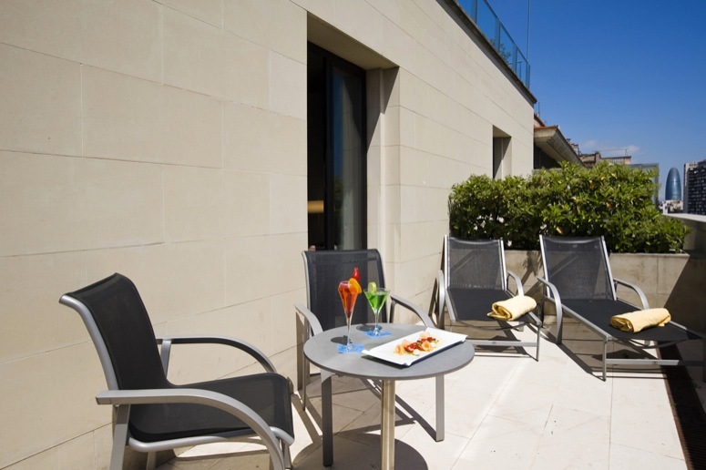 西班牙哈瓦那丝绸大酒店(Silken Gran Havana Hotel)_13 Terraza Solarium Room Gran Hotel Havana Barcelona(1).jpg