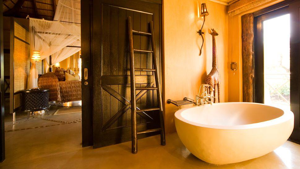 南非Thanda私人禁猎区_003166-11-Royal-Private-Villa-luxury-bathroom.jpg