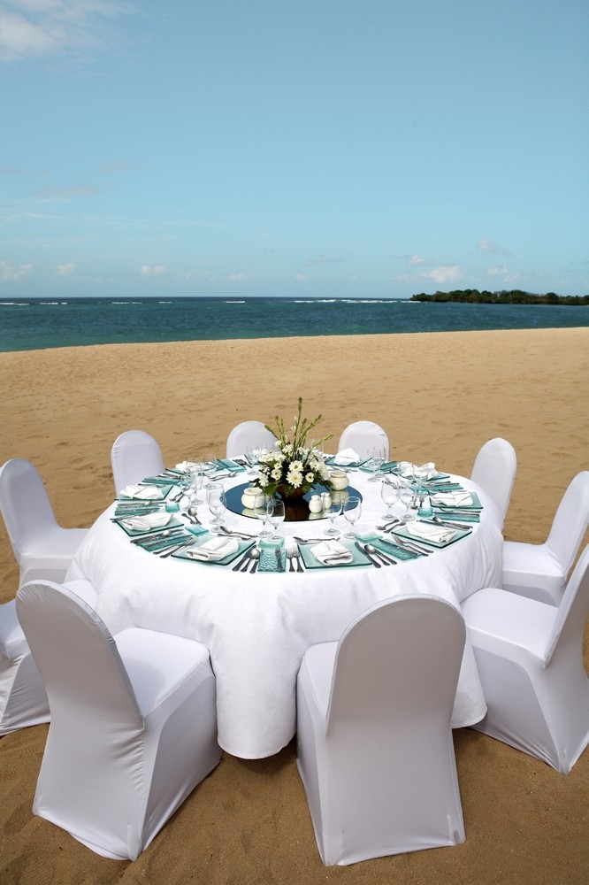 巴厘岛五星级钻石酒店——NUSA DUA BEACH HOTEL & SPA_nusa duaTHEME_PARTY_-_WHITE_TABLE_SET_UP_ON_THE_BEACH_HIGHREZ.jpg