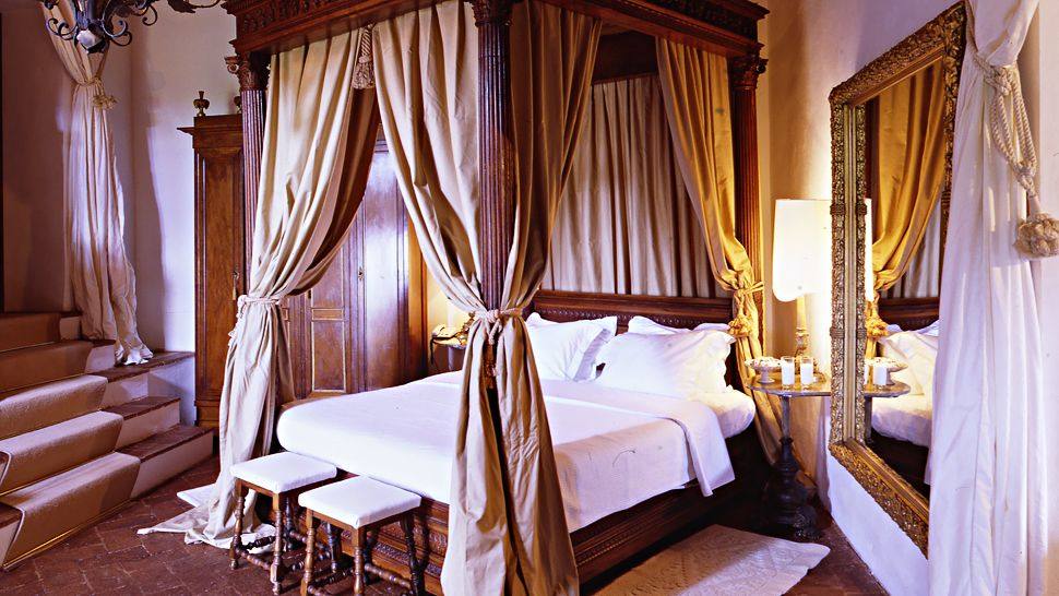 意大利里莱斯拉苏维拉酒店_004249-06-bedroom-canopy-bed.jpg