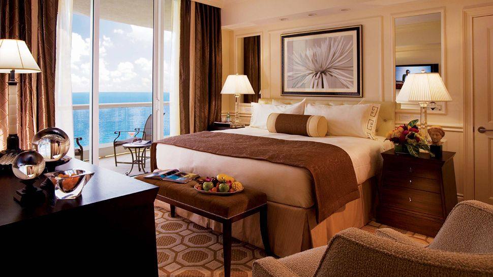 Acqualina度假村的海滩(Acqualina Resort & Spa on the Beach）_002585-01-bedroom-king-bed-ocean-view.jpg