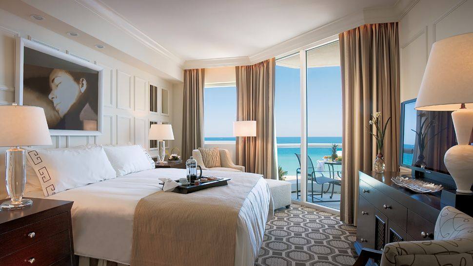 Acqualina度假村的海滩(Acqualina Resort & Spa on the Beach）_002585-04-bedroom-king-bed-ocean-view.jpg