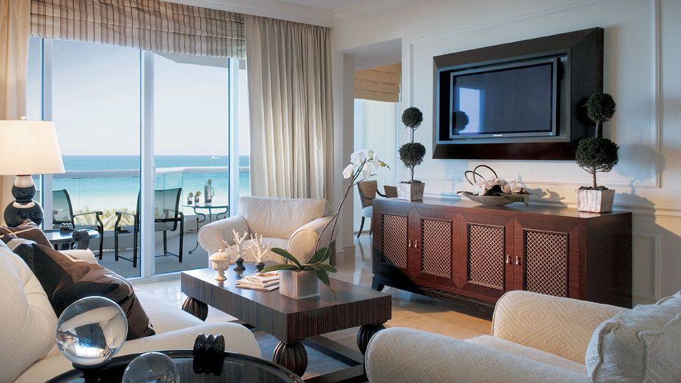 Acqualina度假村的海滩(Acqualina Resort & Spa on the Beach）_002585-15-One-Bedroom-Oceanfront-Suite-Living-Room.jpg