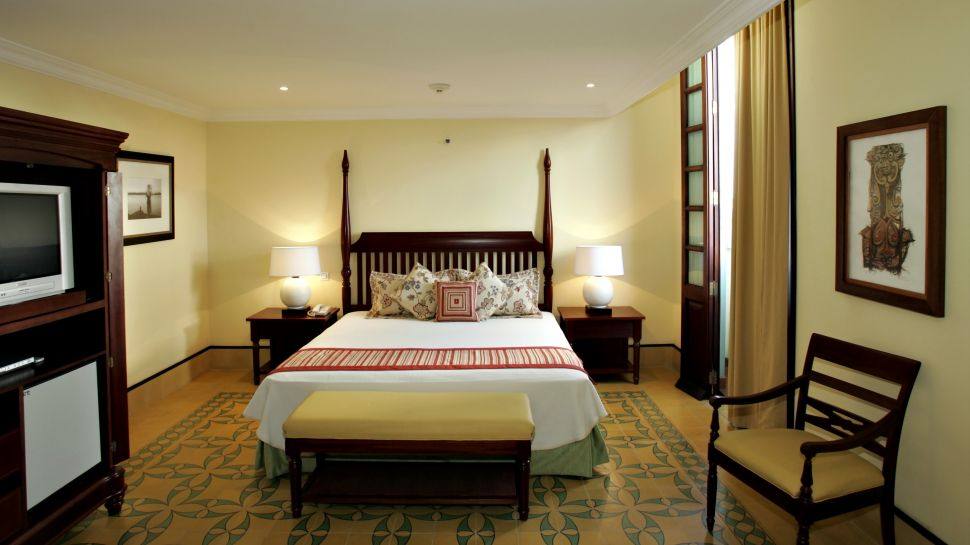 古巴哈瓦那萨拉托加酒店Saratoga  Hotel_003318-02-bedroom-king-bed.jpg