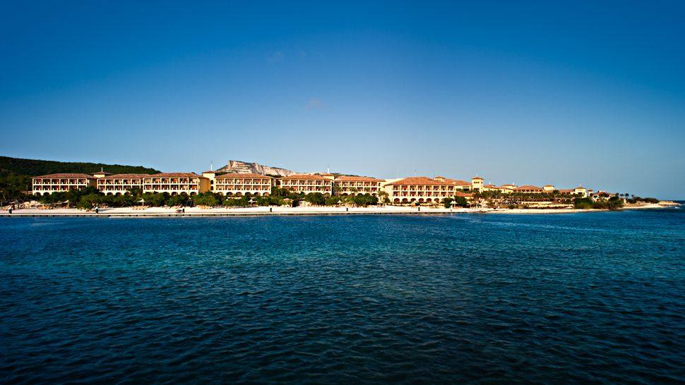 加勒比荷属安的列斯群岛,库拉索凯悦丽晶酒店Hyatt Regency Curacao_008588-09-exterior-from-water.jpg