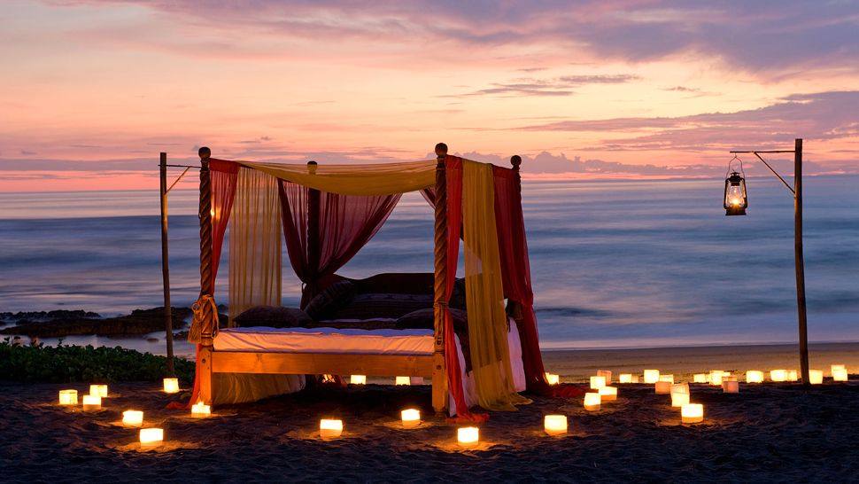 巴厘岛图古酒店_005895-10-picninc-bed-beach-sunset.jpg