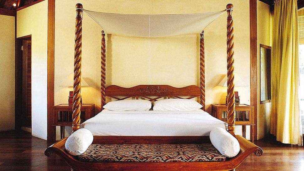 巴厘岛图古酒店_005895-12-villa-tugu-bali-four-post-bed.jpg