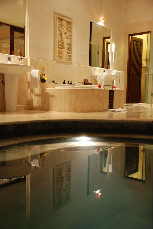 印尼巴厘总督酒店 Viceroy Bali Hotel_garden-villa-bathroom-vertical(1).jpg