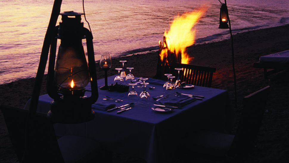 Jean Michel Gathy-安缦湾澜 Amanwana_002675-03-beach-dining-sunset.jpg