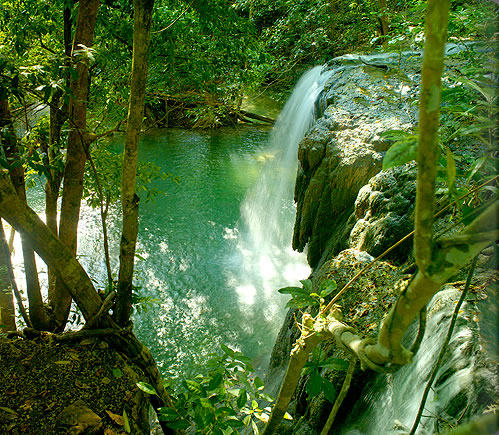 Jean Michel Gathy-安缦湾澜 Amanwana_wana_waterfall1_alb.jpg