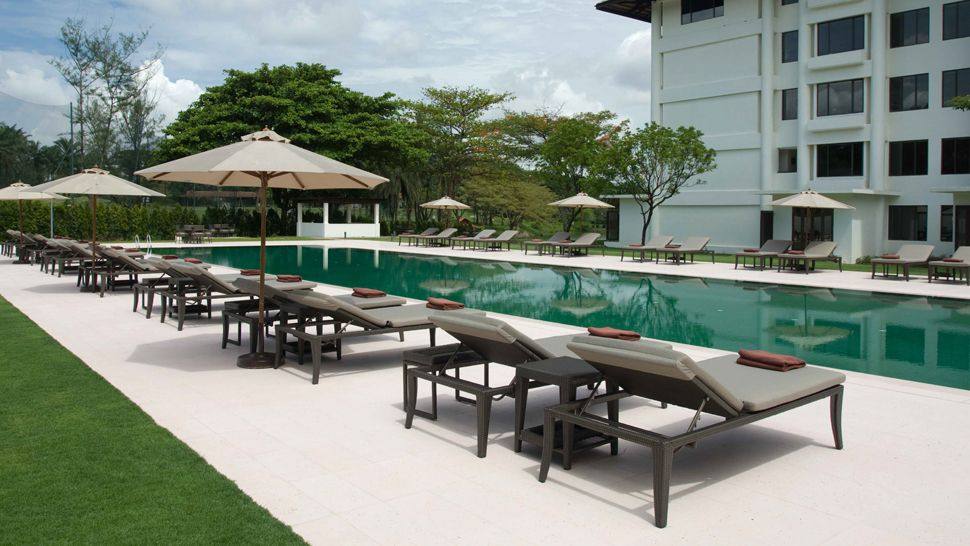 吉隆坡绍嘉纳酒店The Saujana Hotel_005901-05-pool-loungers.jpg