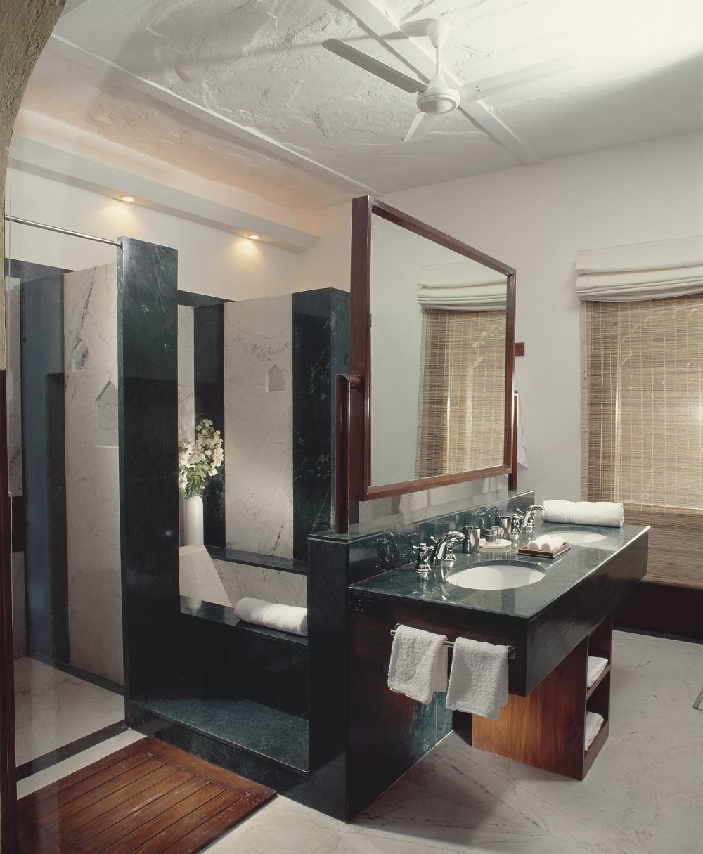 印度拉贾斯坦邦乌代布尔Devi Garh_GardenSuiteBath.jpg