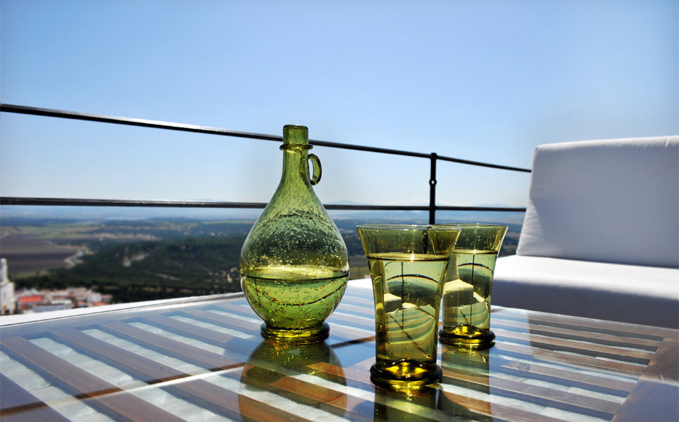 西班牙V酒店Vejer de la Frontera_drinks-on-rooftop-terrace.jpg