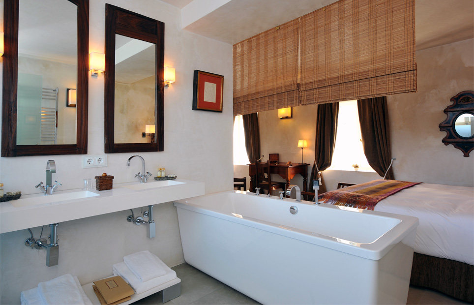 西班牙V酒店Vejer de la Frontera_superior-room-rm.12-bath.jpg