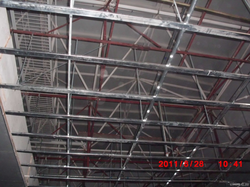 球形网架下面的设备安装及吊顶施工现场图示_CIMG1210.JPG