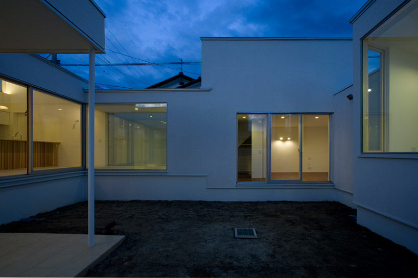 ON design partners:日本,长野 松本住宅_庭院夜景