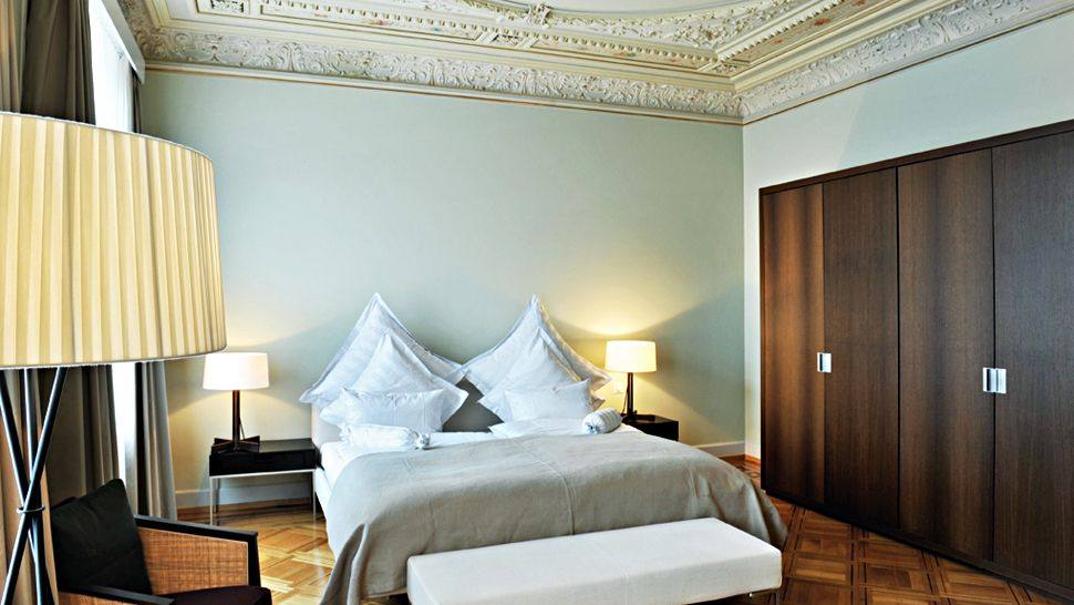 苏黎世奥尔登酒店_005279-05-bedroom-king-bed.jpg