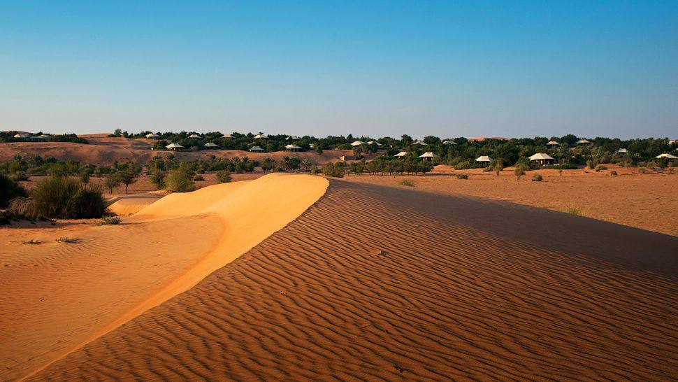 阿拉伯联合酋长国阿玛哈沙漠度假村_003263-21-exterior-view-from-dunes.jpg