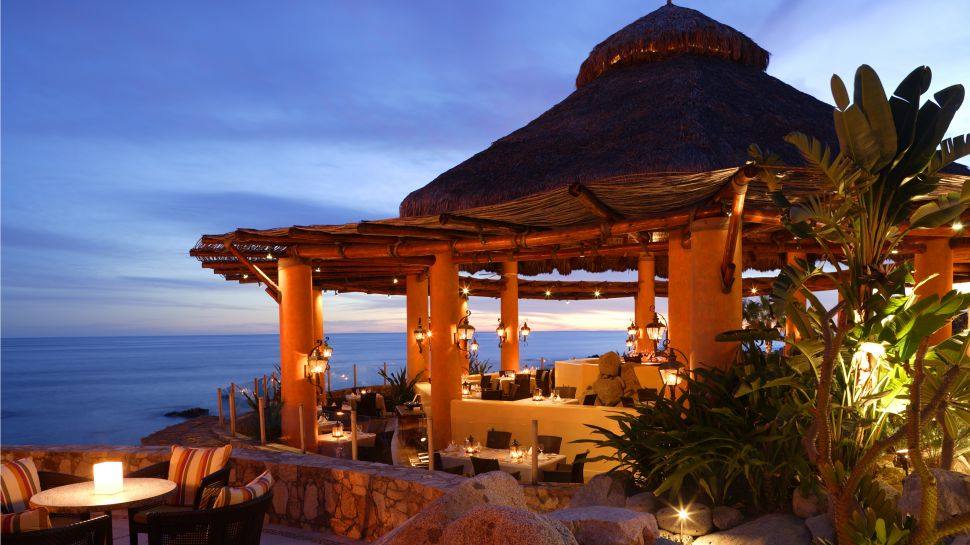 墨西哥埃斯佩朗莎度假村Esperanza, an Auberge Resort_000100-03-patio-lounge-dining-ocean-view-night.jpg