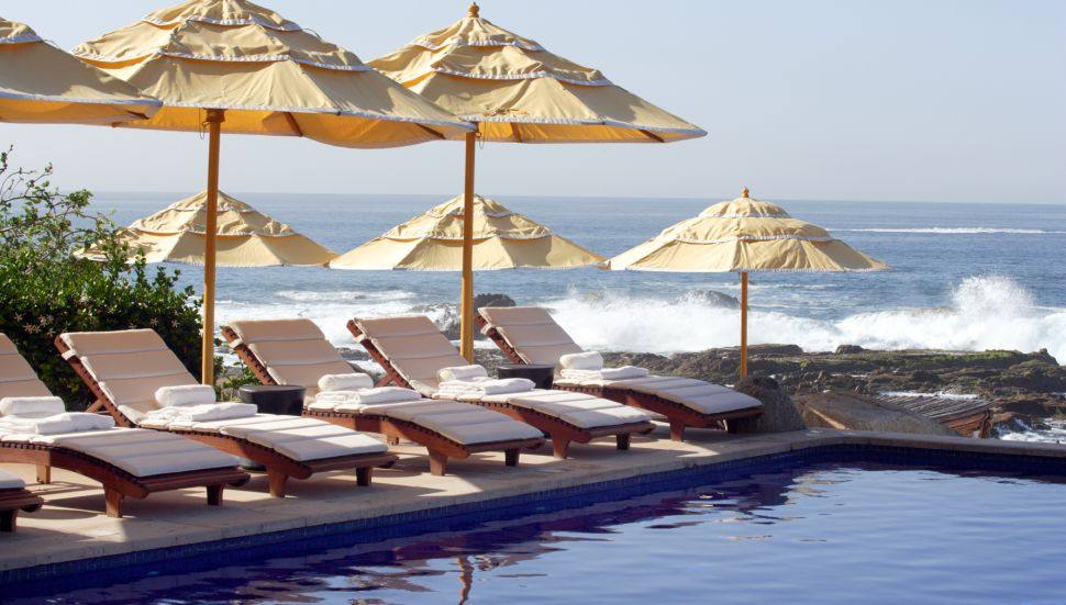 墨西哥埃斯佩朗莎度假村Esperanza, an Auberge Resort_000100-04-pool-lounge-chairs-ocean-daytime.jpg