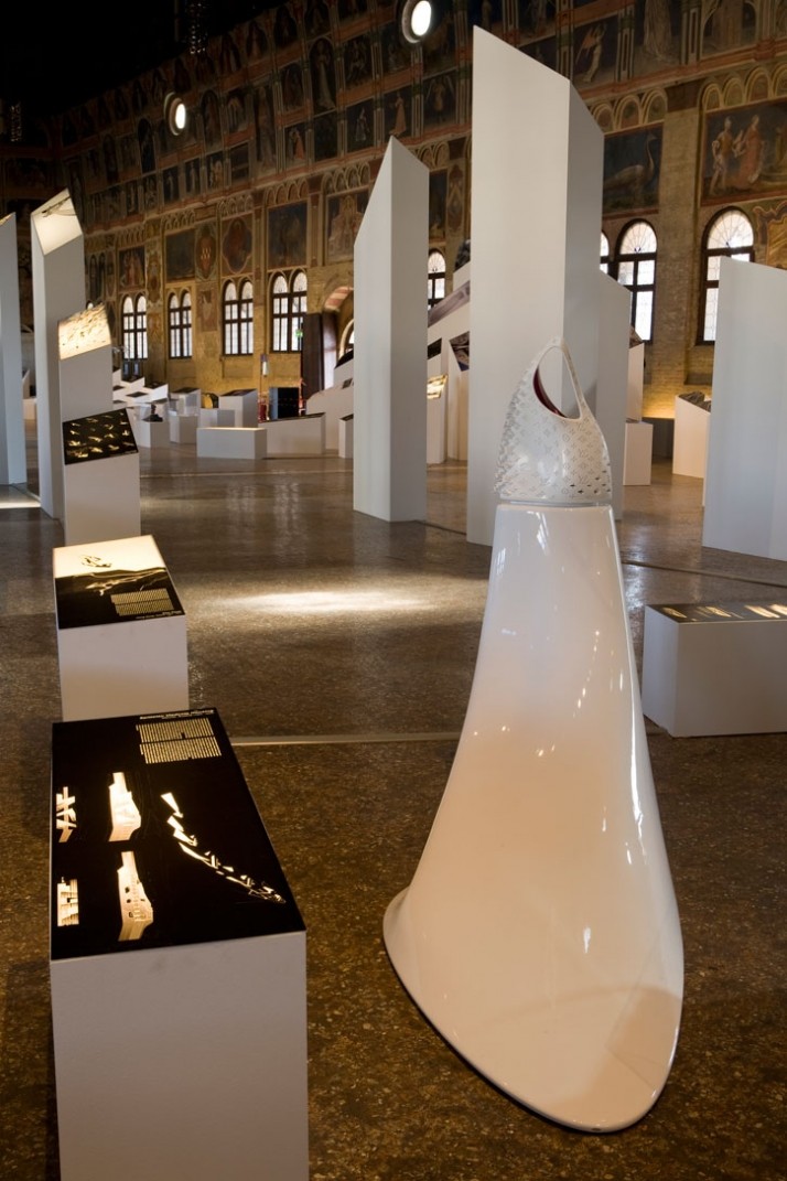 Zaha Hadid 展示 at Palazzo della Ragione_zaha-hadid-at-Pazazzo-della-Ragione-Padua-Italy-photo-by-Fabrizio-Marchesi-yatzer_1.jpg