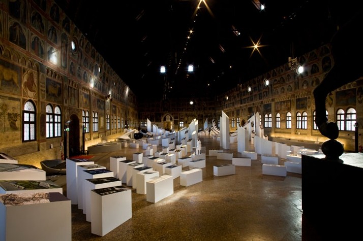 Zaha Hadid 展示 at Palazzo della Ragione_zaha-hadid-at-Pazazzo-della-Ragione-Padua-Italy-photo-by-Fabrizio-Marchesi-yatzer_4.jpg