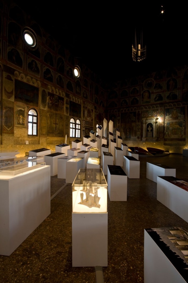 Zaha Hadid 展示 at Palazzo della Ragione_zaha-hadid-at-Pazazzo-della-Ragione-Padua-Italy-photo-by-Fabrizio-Marchesi-yatzer_6.jpg