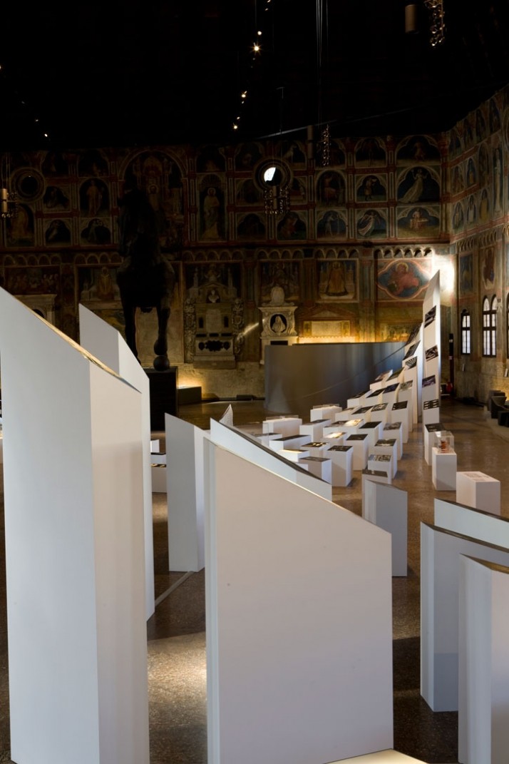 Zaha Hadid 展示 at Palazzo della Ragione_zaha-hadid-at-Pazazzo-della-Ragione-Padua-Italy-photo-by-Fabrizio-Marchesi-yatzer_8.jpg