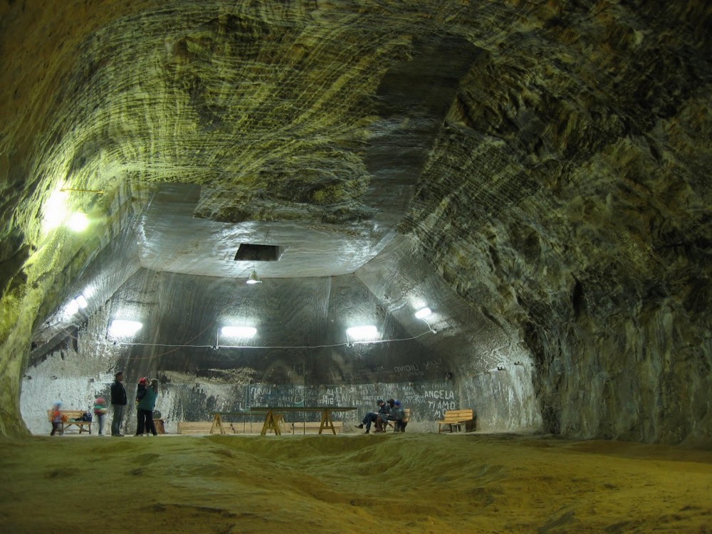 罗马尼亚图尔达的蝙蝠侠拍摄地_1316074620-batcaverises3-1000x750.jpg