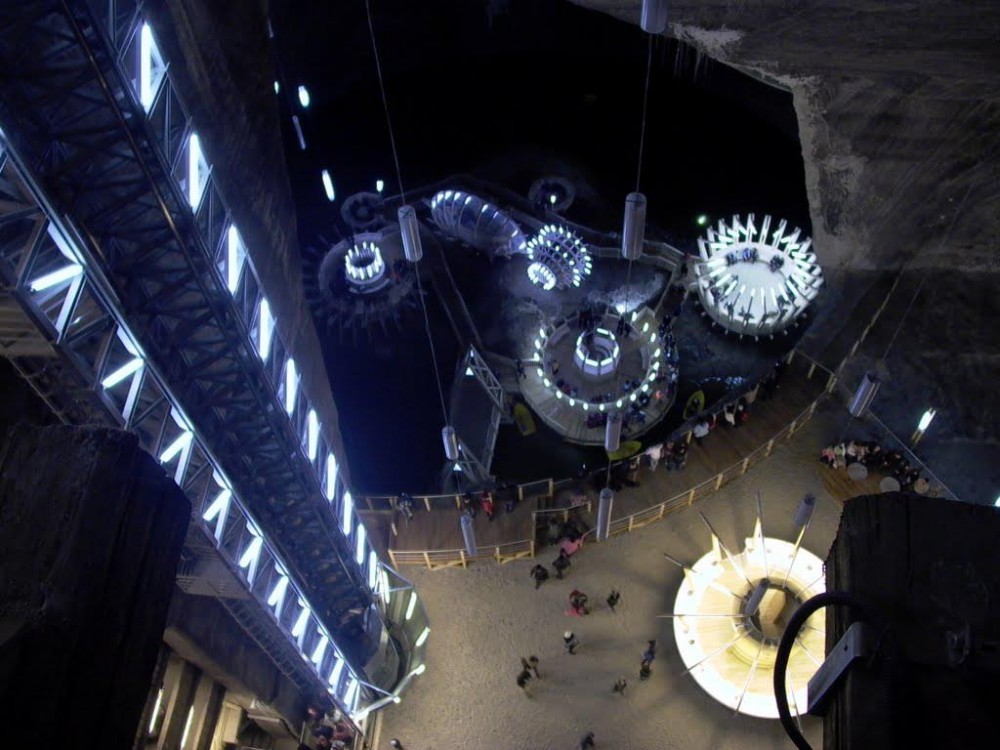 罗马尼亚图尔达的蝙蝠侠拍摄地_1316074623-batcaverises5-1000x750.jpg