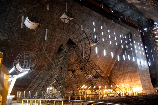 罗马尼亚图尔达的蝙蝠侠拍摄地_1316074636-turda-salt-mine.jpg