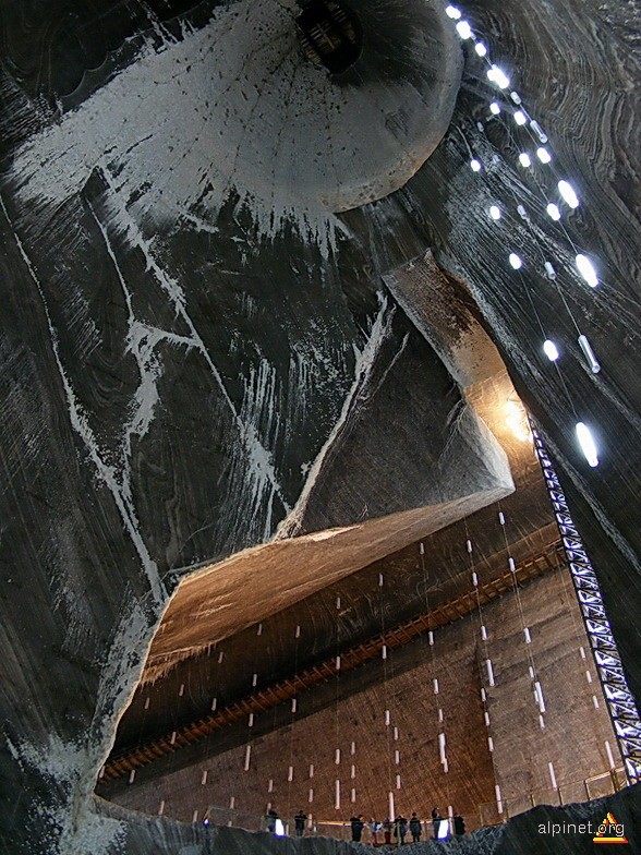 罗马尼亚图尔达的蝙蝠侠拍摄地_1316074639-turda-salt-mine-6.jpg