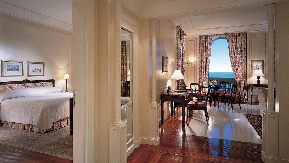 巴西里约热内卢科帕卡巴纳宫酒店 Copacabana Palace_000200-03-suite-hallway-and-bedroom.jpg