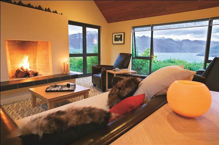 新西兰皇后镇海岸Azur 的豪华小屋_Lodge-Living-Room1.jpg