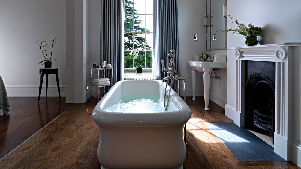 英国汉普郡Lime Wood酒店_008219-03-bathtub-fireplace.jpg