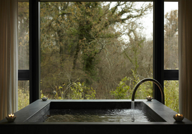 英国汉普郡Lime Wood酒店_Bath-Garden---close-up-of-hot-bath-with-forest-view.jpg