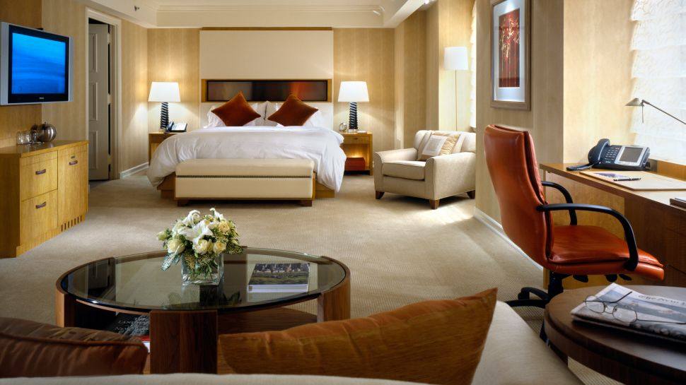 纽约朱美拉城堡酒店 Jumeirah Essex House_005819-09-bedroom-sitting-area.jpg