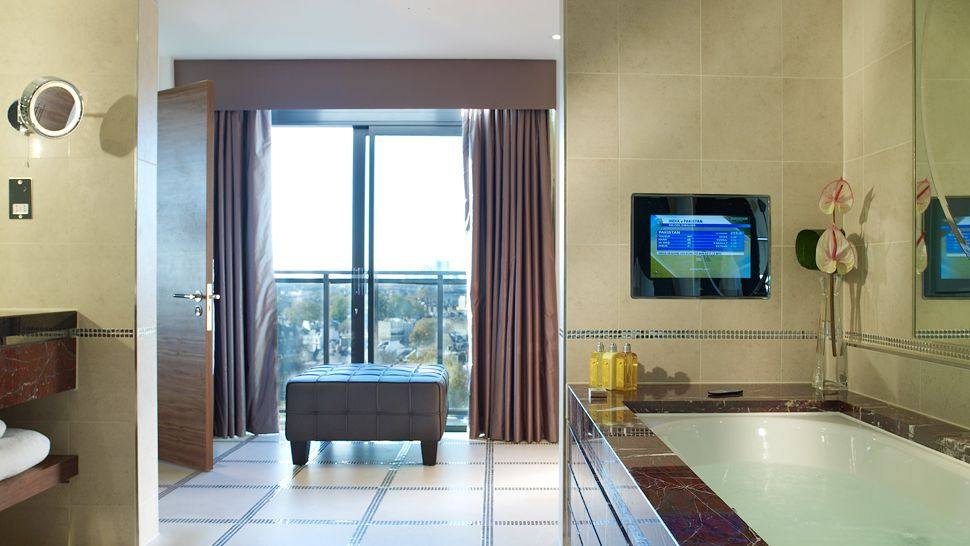 伦敦卓美亚Jumeirah Carlton Tower酒店_007316-07-suite-bathroom.jpg