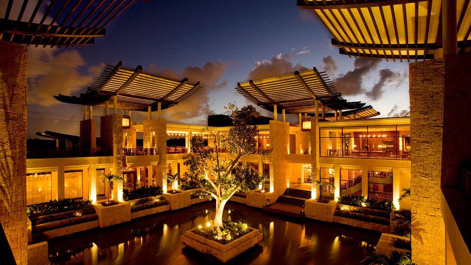 墨西哥普拉亚德尔卡曼,悦榕庄 Banyan Tree Mayakoba Mexico_006027-07-exterior-night-courtyard.jpg