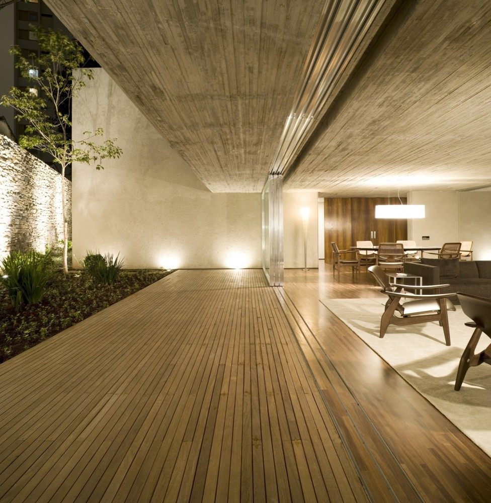 Chimney House / Marcio Kogan_1318449621-08-terra-o-do-fundo-longitudinal-976x1000.jpg