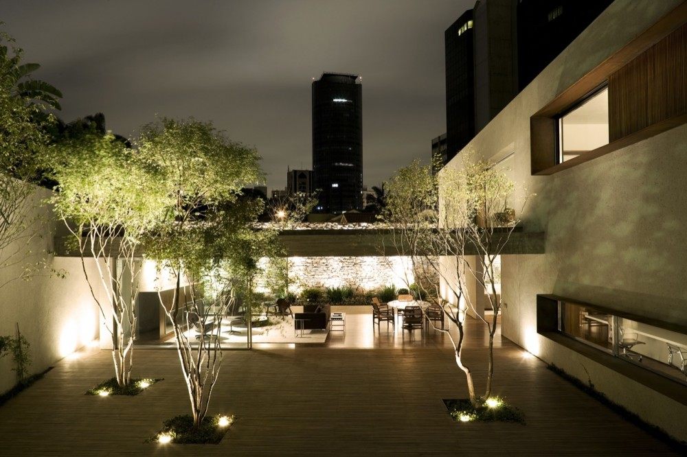 Chimney House / Marcio Kogan_1318449647-09-vista-da-sala-a-rea-noturna-1000x666.jpg