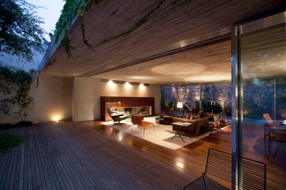 Chimney House / Marcio Kogan_1318449817-17-sala-estar-com-deck-perspectiva-1000x666.jpg