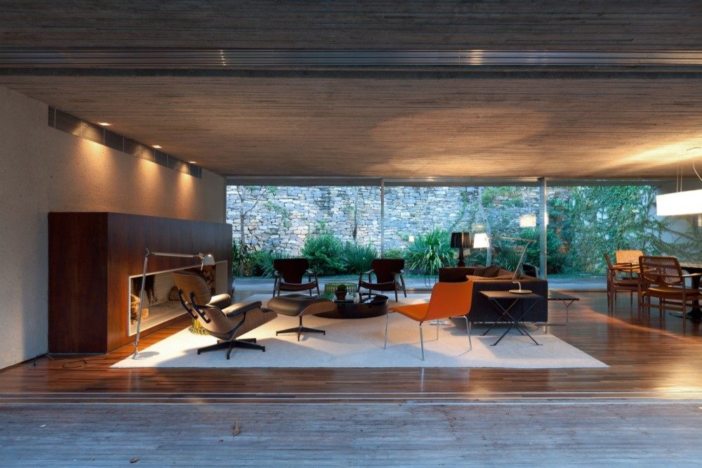 Chimney House / Marcio Kogan_1318449829-18-sala-para-fundos-1000x666.jpg