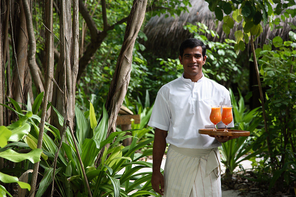 马尔代夫杜妮可鲁岛度假酒店Coco Palm Dhuni Kolhu_DK-waiter.jpg