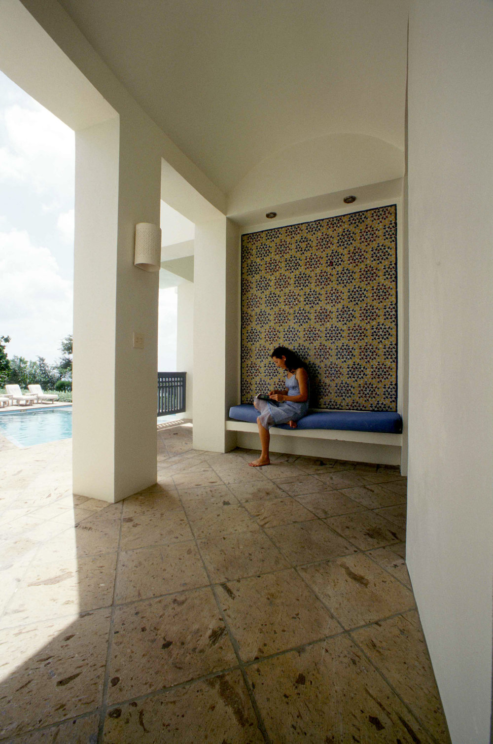 加勒比海安圭拉巴恩斯湾蔚蓝别墅酒店Cerulean Villa, Barnes Bay, Anguilla_girl_read_patio.jpg