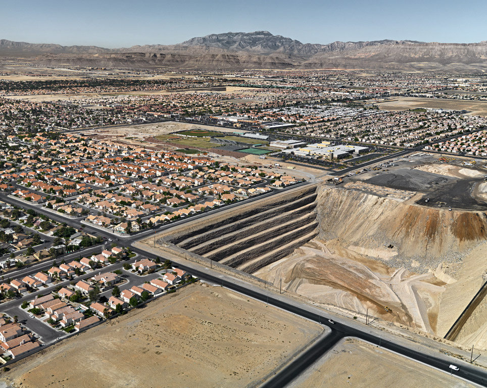 爱德华·伯汀斯基(Edward Burtynsky)摄影作品_043-TRAN_SUB_03_07_Oil.jpg